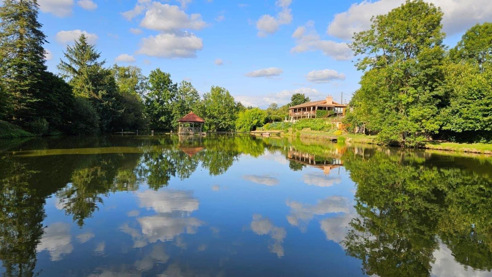Lake Noble Saint-Germain-l'Aiguiller Exterior photo